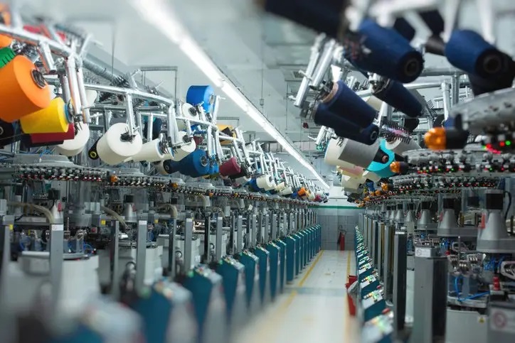 Students working in textile lab at WUB